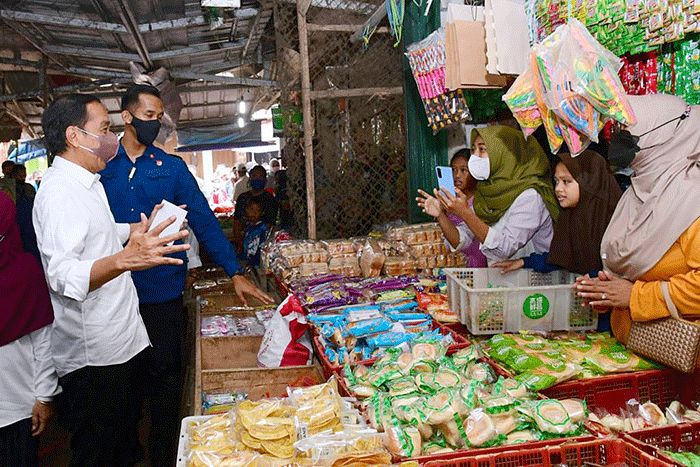 Presiden pun memastikan agar bantuan tersebut dapat memperkuat daya beli masyarakat sehingga dapat meningkatkan pertumbuhan ekonomi daerah setempat.