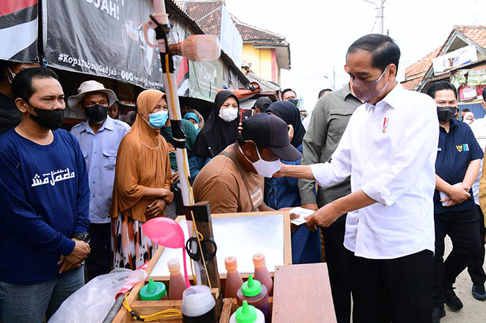Presiden pun memastikan agar bantuan tersebut dapat memperkuat daya beli masyarakat sehingga dapat meningkatkan pertumbuhan ekonomi daerah setempat.
