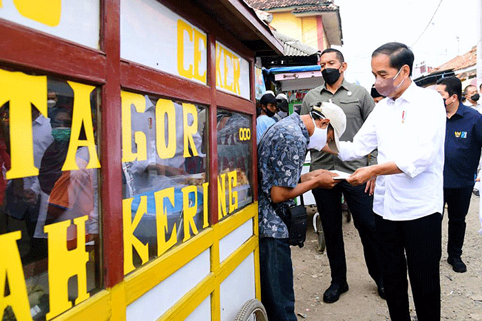 Presiden pun memastikan agar bantuan tersebut dapat memperkuat daya beli masyarakat sehingga dapat meningkatkan pertumbuhan ekonomi daerah setempat.