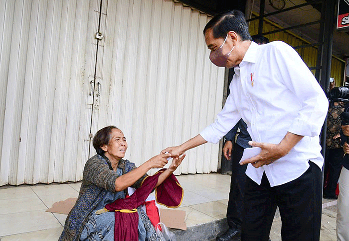Presiden pun memastikan agar bantuan tersebut dapat memperkuat daya beli masyarakat sehingga dapat meningkatkan pertumbuhan ekonomi daerah setempat.