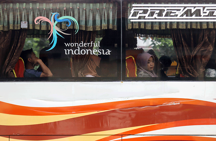 Penumpang menunggu kedatangan bus di Terminal Kampung Rambutan, Jakarta Timur, Selasa (12/7/2022).