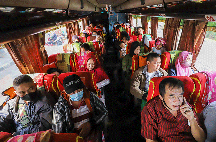 Penumpang menunggu kedatangan bus di Terminal Kampung Rambutan, Jakarta Timur, Selasa (12/7/2022).