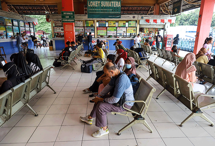 Penumpang menunggu kedatangan bus di Terminal Kampung Rambutan, Jakarta Timur, Selasa (12/7/2022).