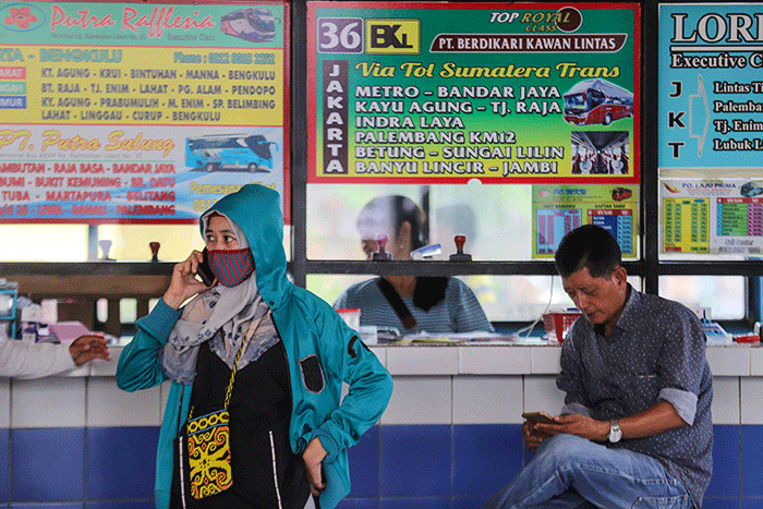 Penumpang menunggu kedatangan bus di Terminal Kampung Rambutan, Jakarta Timur, Selasa (12/7/2022).