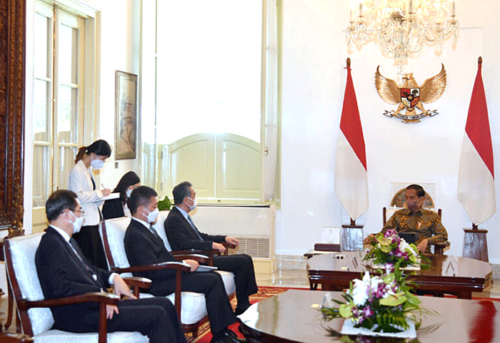Presiden Joko Widodo menerima kunjungan Menteri Luar Negeri (Menlu) Republik Rakyat Tiongkok (RRT) Wang Yi beserta delegasi di Istana Merdeka, Jakarta.