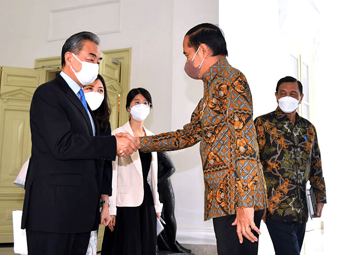Presiden Joko Widodo menerima kunjungan Menteri Luar Negeri (Menlu) Republik Rakyat Tiongkok (RRT) Wang Yi beserta delegasi di Istana Merdeka, Jakarta.