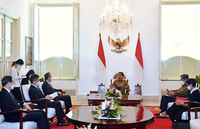 Presiden Joko Widodo menerima kunjungan Menteri Luar Negeri (Menlu) Republik Rakyat Tiongkok (RRT) Wang Yi beserta delegasi di Istana Merdeka, Jakarta.