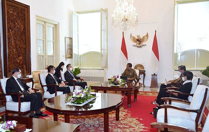 Presiden Joko Widodo menerima kunjungan Menteri Luar Negeri (Menlu) Republik Rakyat Tiongkok (RRT) Wang Yi beserta delegasi di Istana Merdeka, Jakarta.