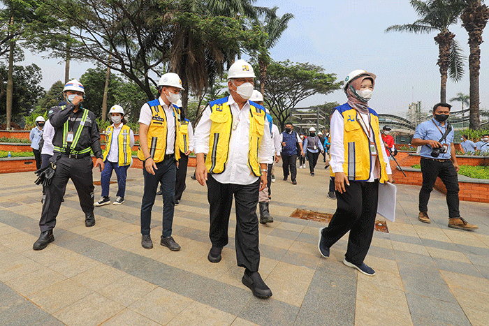 Menteri Pekerjaan Umum dan Perumahan Rakyat (PUPR) Basuki Hadimuljono saat melakukan kunjungan kerja ke proyek revitalisasi Taman Mini Indonesia Indah.