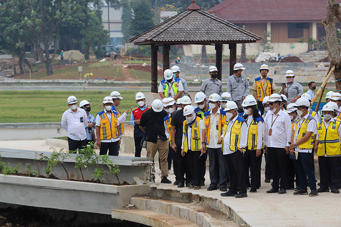 Menteri Pekerjaan Umum dan Perumahan Rakyat (PUPR) Basuki Hadimuljono saat melakukan kunjungan kerja ke proyek revitalisasi Taman Mini Indonesia Indah.