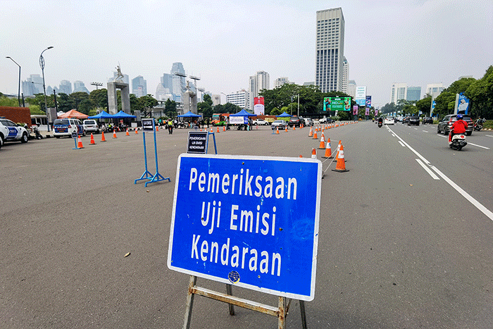 Sejumlah kendaraan mengikuti uji emisi gratis di Senayan, Jakarta, Selasa (12/7/2022).