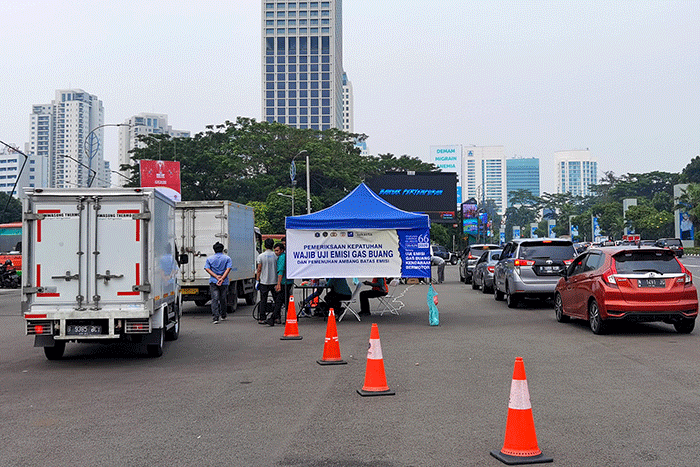 Sejumlah kendaraan mengikuti uji emisi gratis di Senayan, Jakarta, Selasa (12/7/2022).