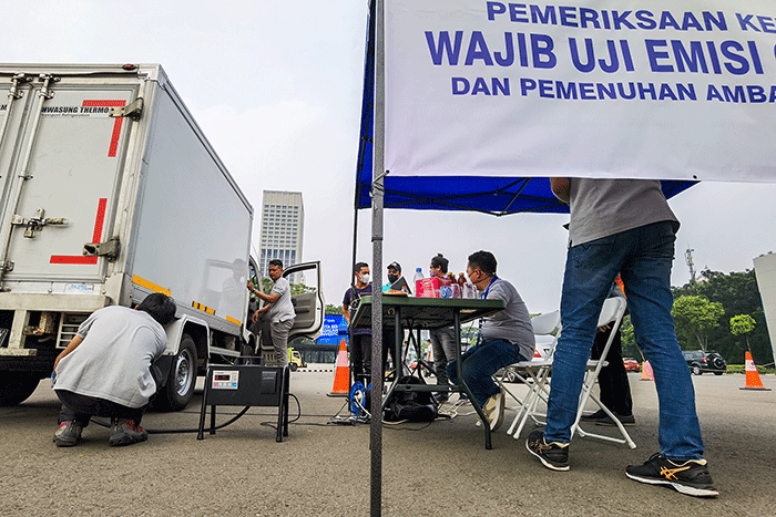Sejumlah kendaraan mengikuti uji emisi gratis di Senayan, Jakarta, Selasa (12/7/2022).