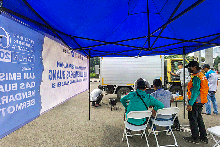 Sejumlah kendaraan mengikuti uji emisi gratis di Senayan, Jakarta, Selasa (12/7/2022).