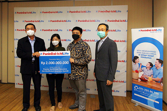 Presiden Direktur Panin Dai-ichi Life Fadjar Gunawan (kiri), Chief Agency Officer Panin Dai-ichi Life Darwin Gunawan (kanan) berfoto bersama Ahli Waris.