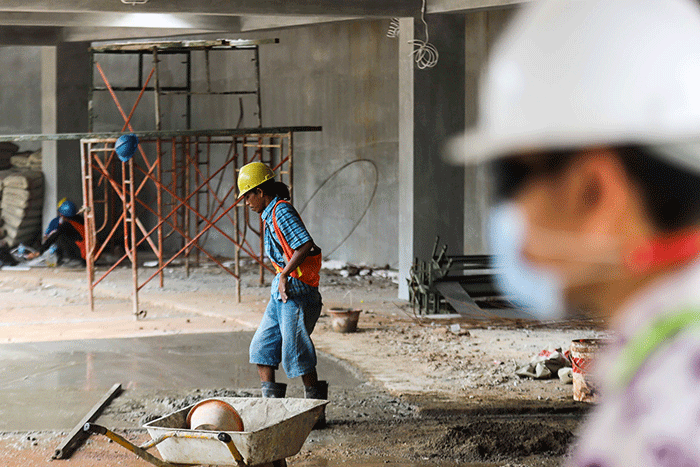 Pekerja menyelesaikan proyek revitalisasi Taman Martha Tiahahu di kawasan Blok M, Jakarta Selatan, Rabu (13/7/2022).