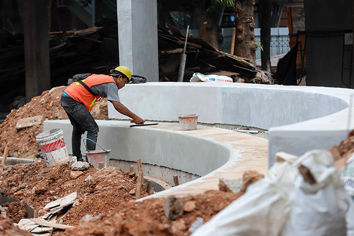Pekerja menyelesaikan proyek revitalisasi Taman Martha Tiahahu di kawasan Blok M, Jakarta Selatan, Rabu (13/7/2022).