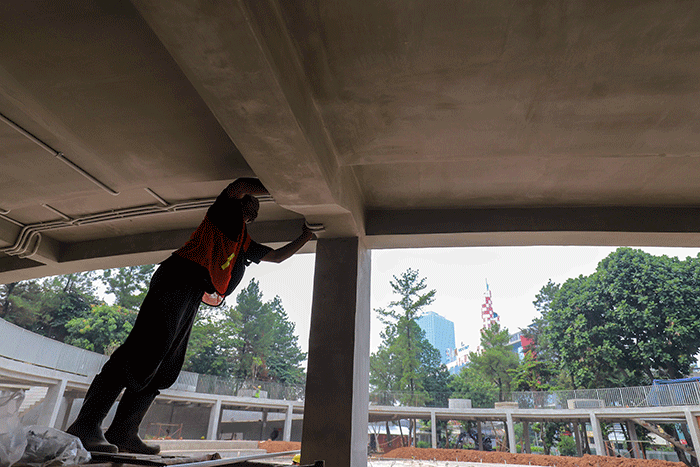 Pekerja menyelesaikan proyek revitalisasi Taman Martha Tiahahu di kawasan Blok M, Jakarta Selatan, Rabu (13/7/2022).