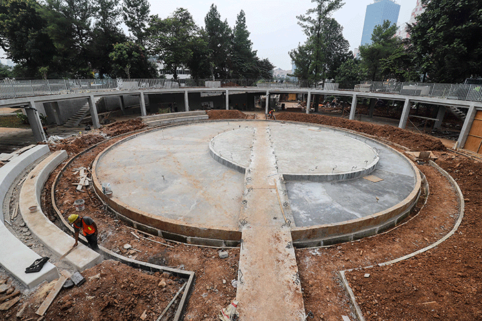 Pekerja menyelesaikan proyek revitalisasi Taman Martha Tiahahu di kawasan Blok M, Jakarta Selatan, Rabu (13/7/2022).