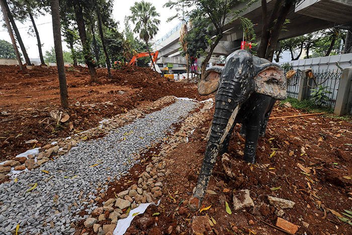Pekerja menyelesaikan proyek revitalisasi Taman Martha Tiahahu di kawasan Blok M, Jakarta Selatan, Rabu (13/7/2022).
