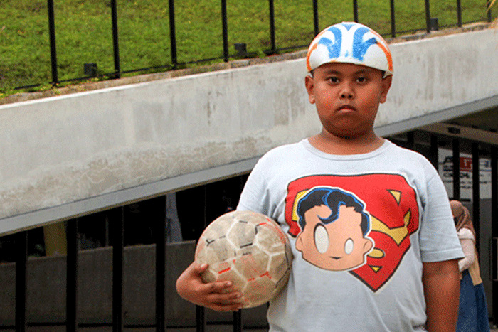 Anak-anak saat bermain bola di kawasan Taman Ismail Marzuki, Jakarta, Rabu, (13/7/2022).