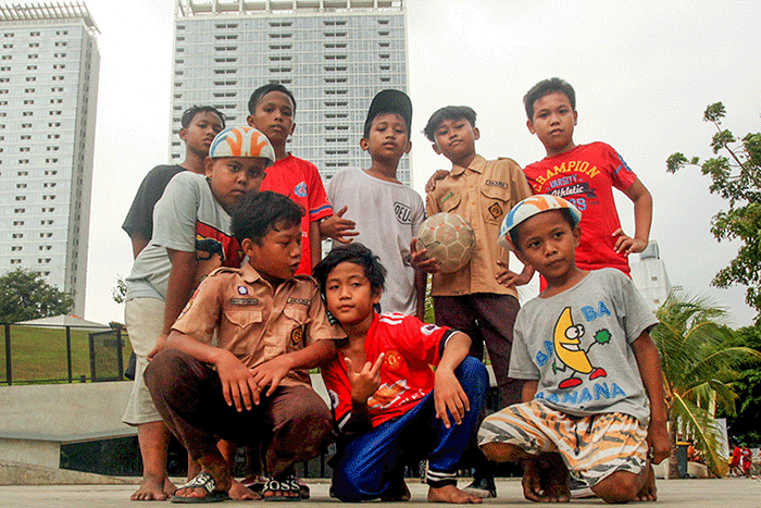 Anak-anak saat bermain bola di kawasan Taman Ismail Marzuki, Jakarta, Rabu, (13/7/2022).