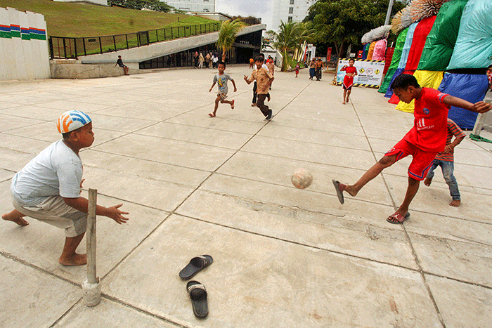 Anak-anak saat bermain bola di kawasan Taman Ismail Marzuki, Jakarta, Rabu, (13/7/2022).