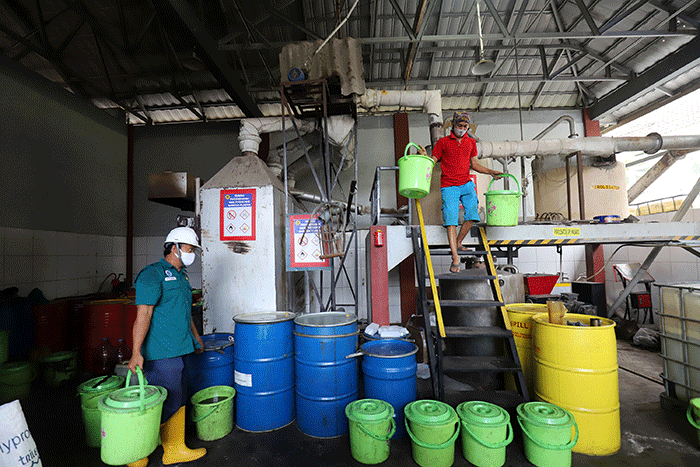 Aktivitas pengolahan sampah di Industri Pengelolaan Sampah Terpadu (IPST) di lingkungan Serdag.