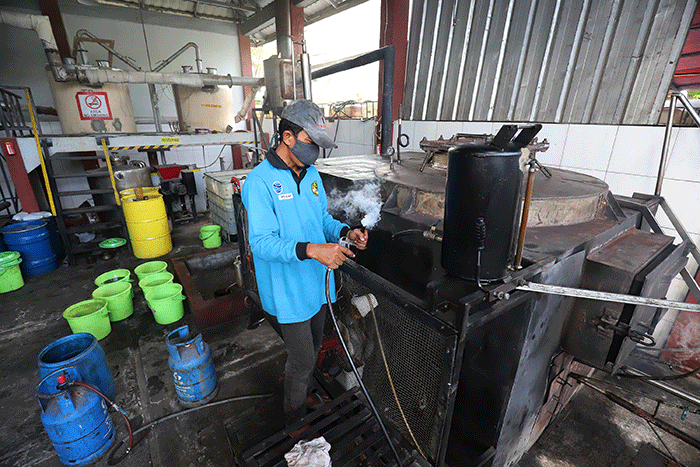 Aktivitas pengolahan sampah di Industri Pengelolaan Sampah Terpadu (IPST) di lingkungan Serdag.