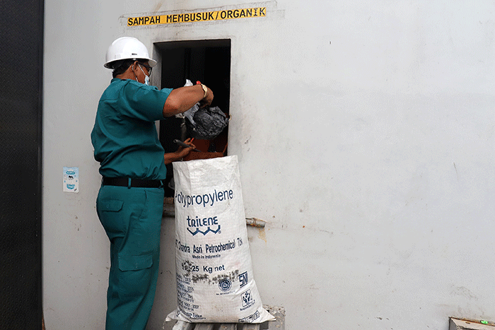 Aktivitas pengolahan sampah di Industri Pengelolaan Sampah Terpadu (IPST) di lingkungan Serdag.