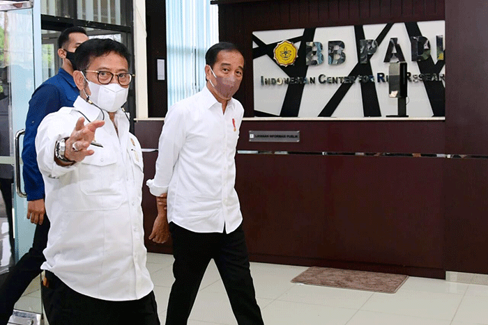 Presiden Joko Widodo meninjau langsung Balai Besar Penelitian Tanaman Padi (BBPadi) di Kabupaten Subang, Jawa Barat, Selasa (12/7/2022).