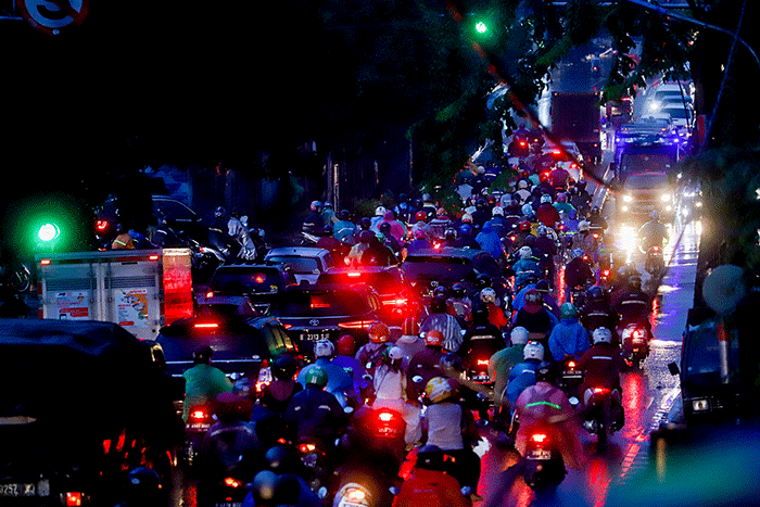 Kepadatan kendaraan terjadi disertai hujan pada jam sibuk di Jakarta, Rabu, (13/7/2022).