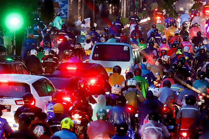 Kepadatan kendaraan terjadi disertai hujan pada jam sibuk di Jakarta, Rabu, (13/7/2022).