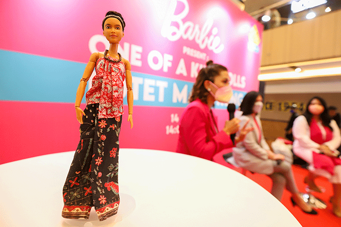 Brand Manager Mattel Southeast Asia Dwanty Eka Putri (kiri) menyerahkan secara simbolis Boneka Barbie One Of A Kind versi aktivis Butet Manurung.