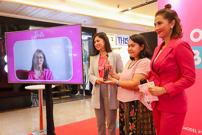 Brand Manager Mattel Southeast Asia Dwanty Eka Putri (kiri) menyerahkan secara simbolis Boneka Barbie One Of A Kind versi aktivis Butet Manurung.