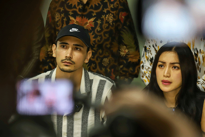 Aktris Jessica Iskandar dan Vincent Verhaag saat konferensi pers terkait kasus penipuan dan penggelapan investasi mobil di kawasan Menteng.