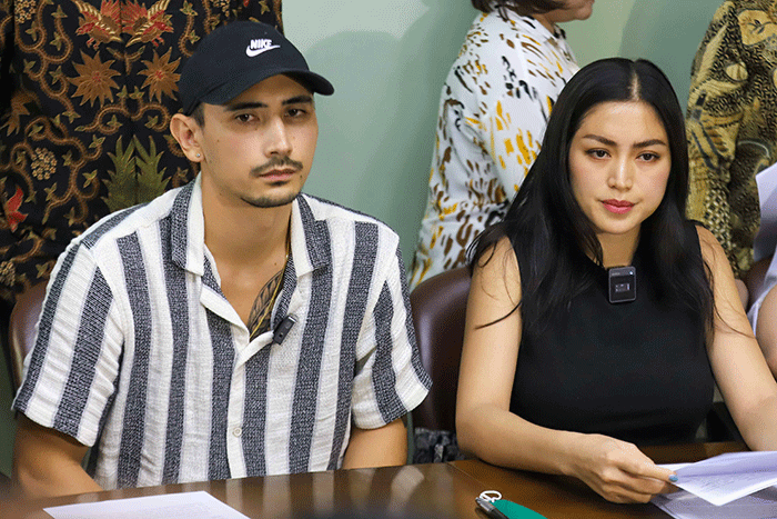 Aktris Jessica Iskandar dan Vincent Verhaag saat konferensi pers terkait kasus penipuan dan penggelapan investasi mobil di kawasan Menteng.