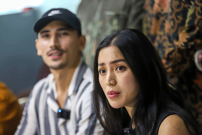 Aktris Jessica Iskandar dan Vincent Verhaag saat konferensi pers terkait kasus penipuan dan penggelapan investasi mobil di kawasan Menteng.