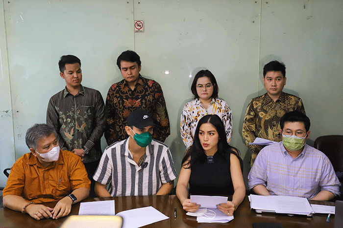Aktris Jessica Iskandar dan Vincent Verhaag saat konferensi pers terkait kasus penipuan dan penggelapan investasi mobil di kawasan Menteng.