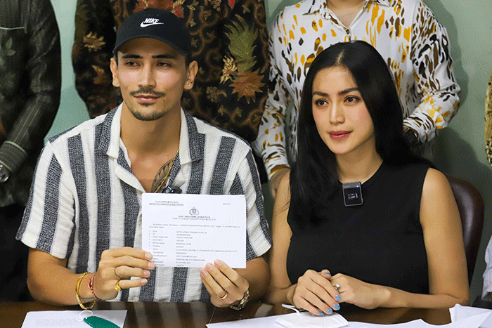 Aktris Jessica Iskandar dan Vincent Verhaag saat konferensi pers terkait kasus penipuan dan penggelapan investasi mobil di kawasan Menteng.
