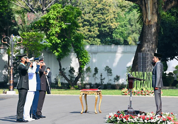 Presiden Joko Widodo bertindak sebagai inspektur upacara dalam Prasetya Perwira (Praspa) TNI-Polri tahun 2022 yang digelar di halaman Istana Merdeka.