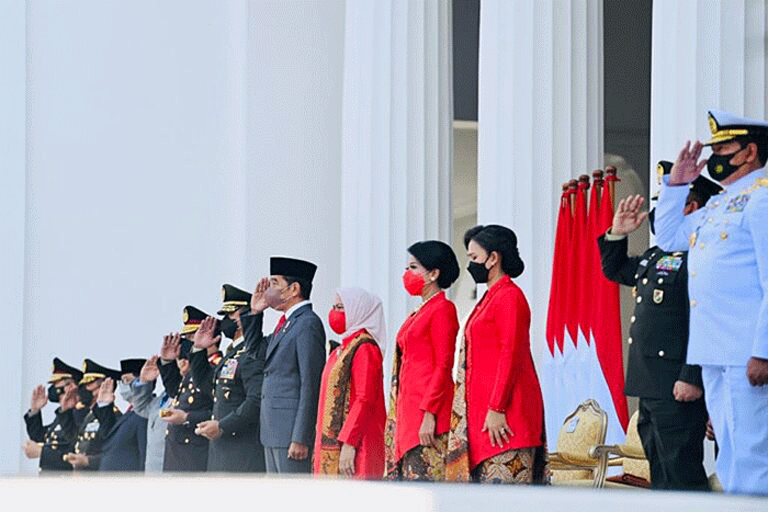 Presiden Joko Widodo bertindak sebagai inspektur upacara dalam Prasetya Perwira (Praspa) TNI-Polri tahun 2022 yang digelar di halaman Istana Merdeka.