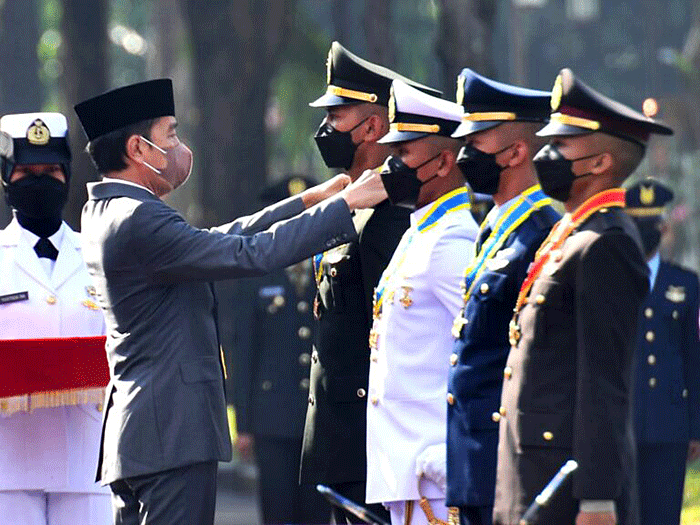 Presiden Joko Widodo bertindak sebagai inspektur upacara dalam Prasetya Perwira (Praspa) TNI-Polri tahun 2022 yang digelar di halaman Istana Merdeka.