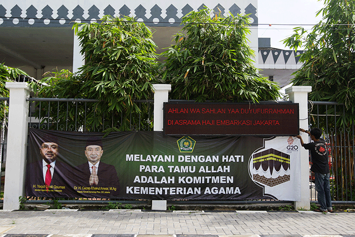 Petugas saat merapikan kursi untuk kepulangan Jamaah Haji di Asrama Haji Pondok Gede, Jakarta Timur, Kamis (14/7/2022).