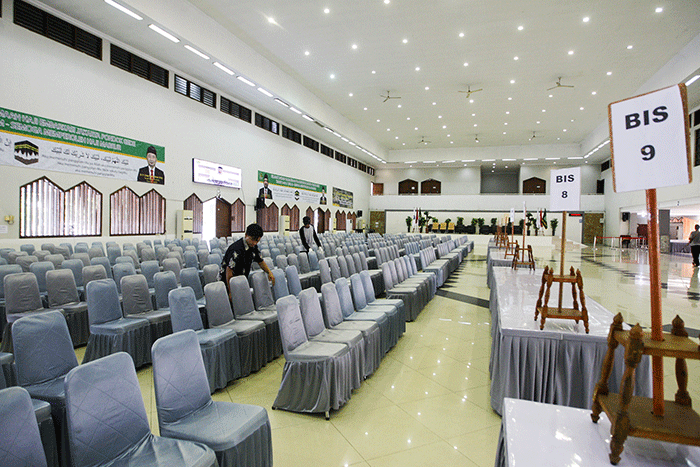 Petugas saat merapikan kursi untuk kepulangan Jamaah Haji di Asrama Haji Pondok Gede, Jakarta Timur, Kamis (14/7/2022).