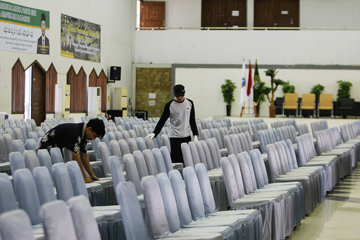 Petugas saat merapikan kursi untuk kepulangan Jamaah Haji di Asrama Haji Pondok Gede, Jakarta Timur, Kamis (14/7/2022).