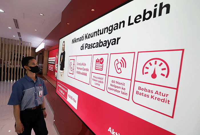 Petugas melayani pelanggan di Galeri Smartfren di kawasan Jalan Sabang, Jakarta, Kamis (14/7/2022).