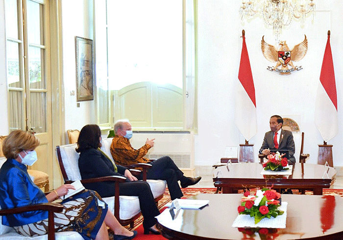 Presiden Joko Widodo menerima delegasi Bank Dunia di Istana Merdeka, Jakarta, Kamis (14/7/2022).