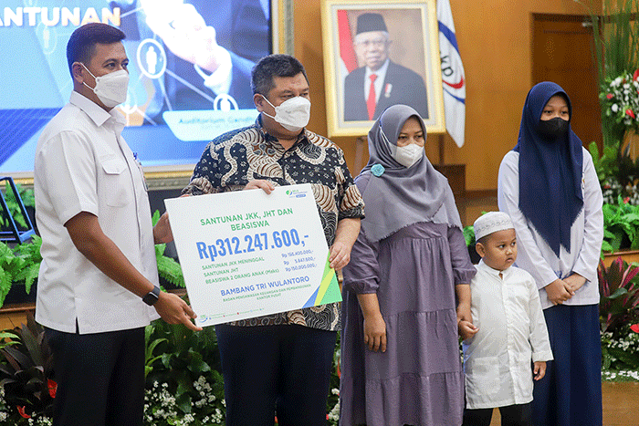Santunan tersebut merupakan bukti hadirnya negara memberikan kepastian akan jaminan sosial kepada seluruh pekerja Indonesia.