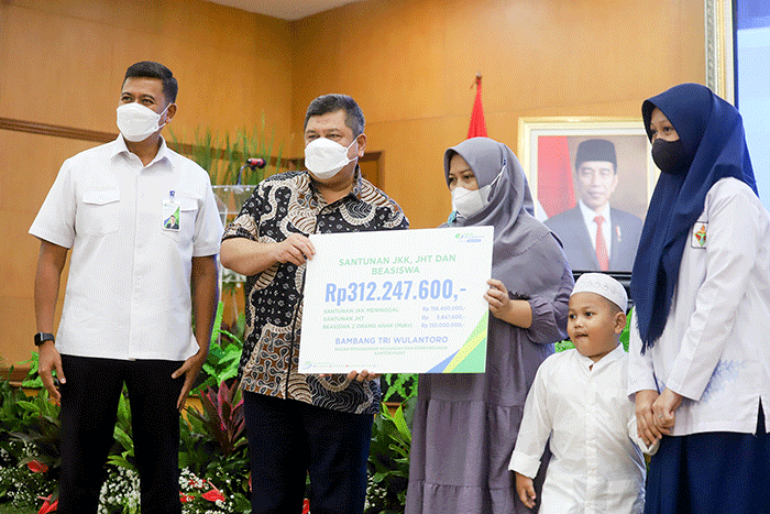 Santunan tersebut merupakan bukti hadirnya negara memberikan kepastian akan jaminan sosial kepada seluruh pekerja Indonesia.